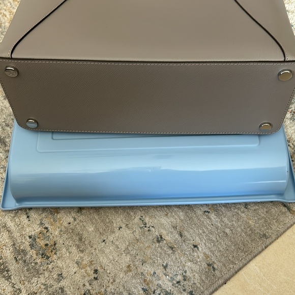 Michael Kors gray Maddie shoulder bag measures 11 x 13 x 4 1/2 - Picture 5 of 10